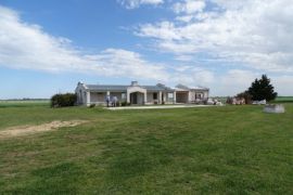 En el Partido de PERGAMINO, Cuartel XIII, Provincia de Buenos Aires, a 4 Km. de la ruta pavimentada Nº 178, a 17 Km. de la ciudad de Pergamino y a 277 Km. de Capital Federal.