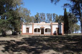 En el Partido de BAHIA BLANCA, Provincia de Buenos Aires, sobre la ruta asfaltada nº 35 a 28 km. de la ciudad de Bahía Blanca (300.000 habitantes) y a 650 km. de la Capital Federal. 