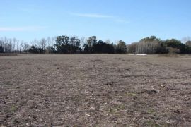 En el Partido de 25 DE MAYO, Provincia de Buenos Aires, a 16 Km. de localidad de Norberto de la Riestra y del pavimento, a 56 Km. del cruce de la ruta Nº 30 y ruta Nº 205, a 92 Km. de la localidad de Lobos, y a 192 Km. de Capital Federal.