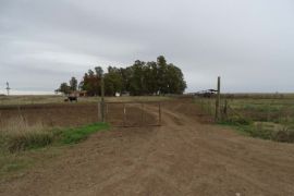 En el Partido de GONZALEZ CHAVES, Provincia de Buenos Aires. A 11 km de Mariano Roldán, a 30 km de las rutas Provinciales 86 y 75, por muy buenos caminos entoscados, a 42 Km. de la ciudad de  Laprida, a 64 km de Benito Juárez y a 490 Km. de la Capital Federal.