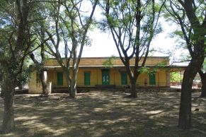En el Departamento de SAN JERONIMO, Provincia de Santa Fe. A 16 km de Bernardo de Irigoyen y del asfalto, a 18 km de la Ruta Nº 65, a 25 km de San Genaro y de Gálvez, a 110 km de la ciudad de Santa Fe, a 130 km de Rosario y a 425 km de la Capital Federal.