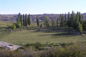 En el departamento de Pehuenches, provincia de Neuquen, Cercano a la ruta 40, a 32 km de Buta Ranquil, 70 km de Chos Malal y 469 km del aeropuerto de Neuquen.