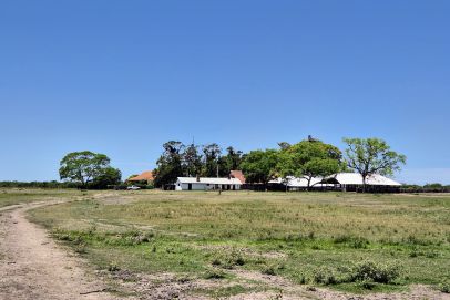 En el Departamento de Feliciano, Provincia de Entre Ríos. Sobre ruta asfaltada.