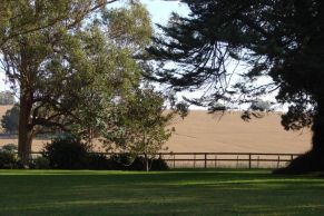 En el Partido de General Pueyrredon, Provincia de Buenos Aires. A 15 km de la Ciudad de Mar del Plata y a 400 de la Capital Federal.